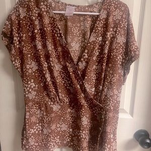 New blouse with out a tag, brown/white and orange flowers. Buttons.